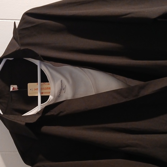 Black cross over button over top - Picture 3 of 7